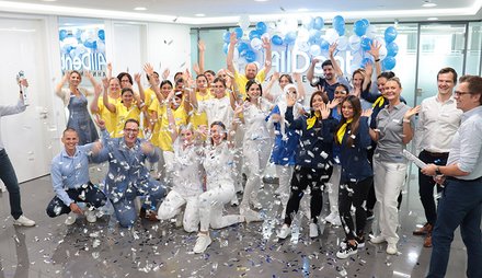 Gruppenfoto Praxisteam AllDent Berlin mit Konfettikanone