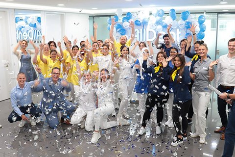 Gruppenfoto Praxisteam AllDent Berlin mit Konfettikanone